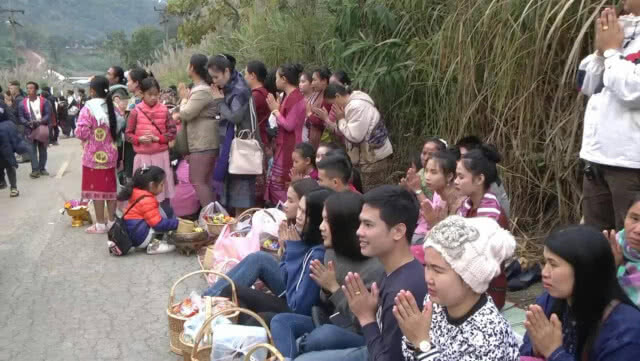 ตักบาตร 2 แผ่นดินเทศกาลปีใหม่ 62 คึกคัก