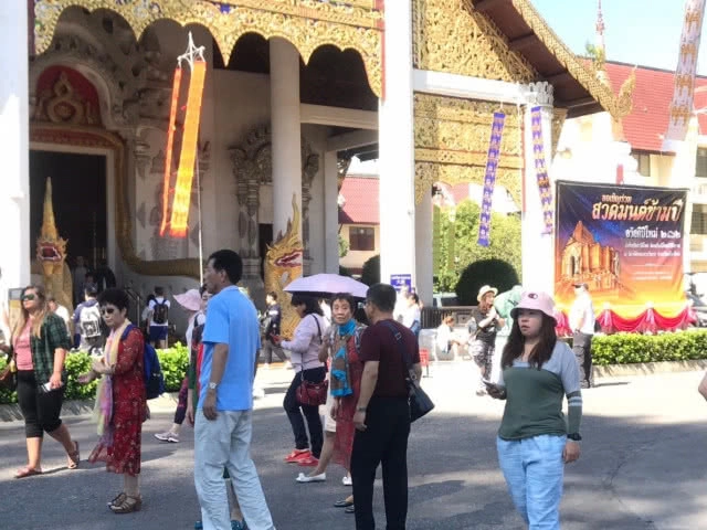 เชียงใหม่ คึกคัก!! นักท่องเที่ยวแห่ทำบุญ สร้างสิริมงคลต้อนรับปีใหม่