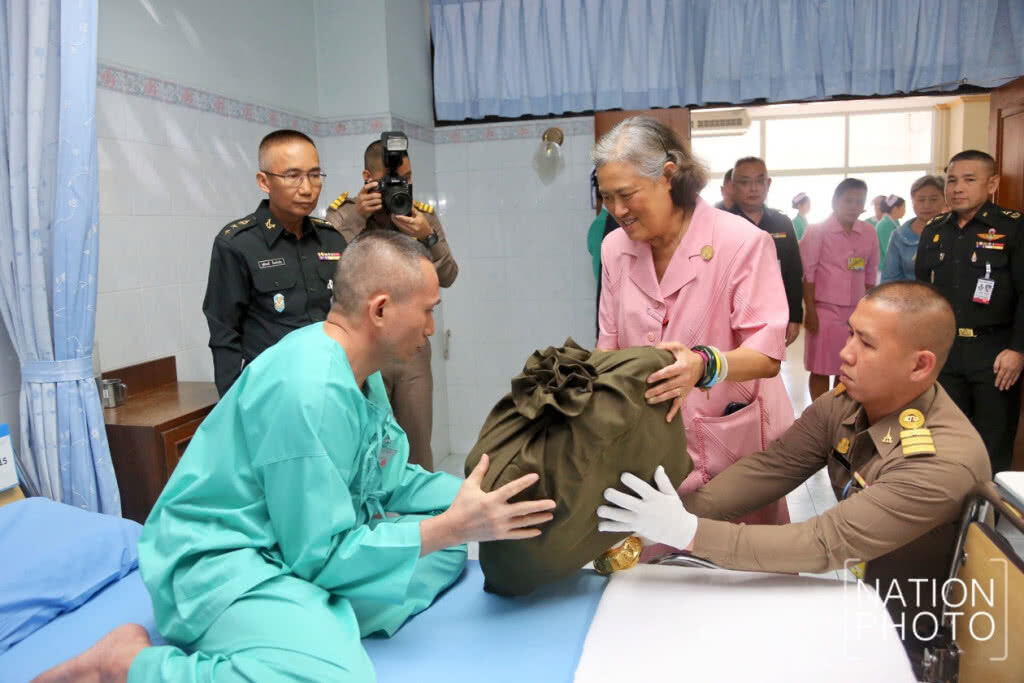สมเด็จพระเทพฯ เสด็จฯ ไปทรงเยี่ยม จนท.ได้รับบาดเจ็บ เพื่อเป็นขวัญกำลังใจในวันปีใหม่ สมเด็จพระเทพฯ เสด็จฯ ไปทรงเยี่ยม จนท.ได้รับบาดเจ็บ เพื่อเป็นขวัญกำลังใจในวันปีใหม่