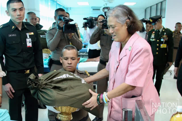 สมเด็จพระเทพฯ เสด็จฯ ไปทรงเยี่ยม จนท.ได้รับบาดเจ็บ เพื่อเป็นขวัญกำลังใจในวันปีใหม่