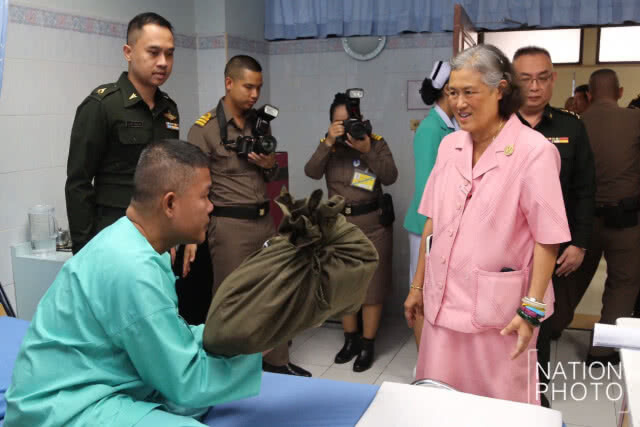 สมเด็จพระเทพฯ เสด็จฯ ไปทรงเยี่ยม จนท.ได้รับบาดเจ็บ เพื่อเป็นขวัญกำลังใจในวันปีใหม่