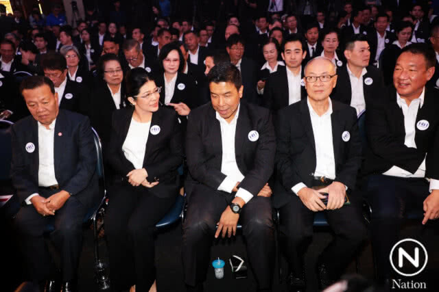 "สุดารัตน์" อกหัก เพื่อไทยดัน "ชัชชาติ" ขึ้นชิงนายกอันดับ1