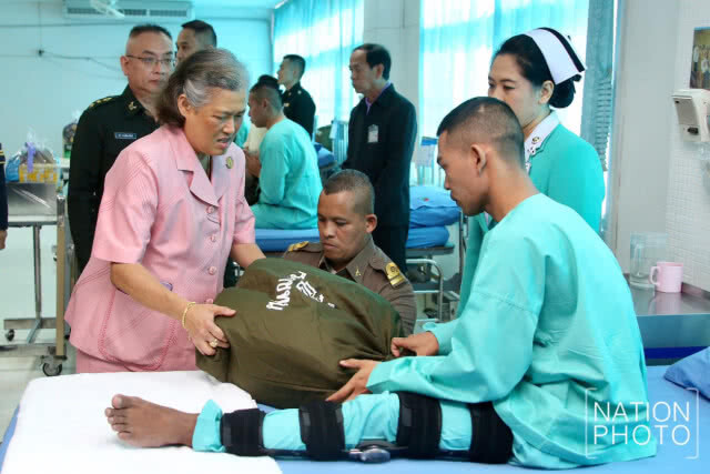 สมเด็จพระเทพฯ เสด็จฯ ไปทรงเยี่ยม จนท.ได้รับบาดเจ็บ เพื่อเป็นขวัญกำลังใจในวันปีใหม่