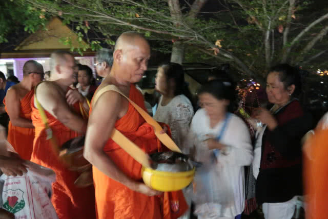 ชาวปากน้ำโพ พร้อมใจนำข้าวสาร อาหารแห้ง ออกมาใส่บาตรก่อนใครรับปีใหม่หมูทอง