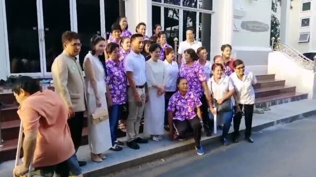 คุณหญิงสุดารัตน์ ร่วมทำบุญตักบาตร