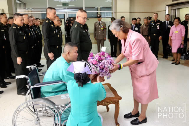 สมเด็จพระเทพฯ เสด็จฯ ไปทรงเยี่ยม จนท.ได้รับบาดเจ็บ เพื่อเป็นขวัญกำลังใจในวันปีใหม่