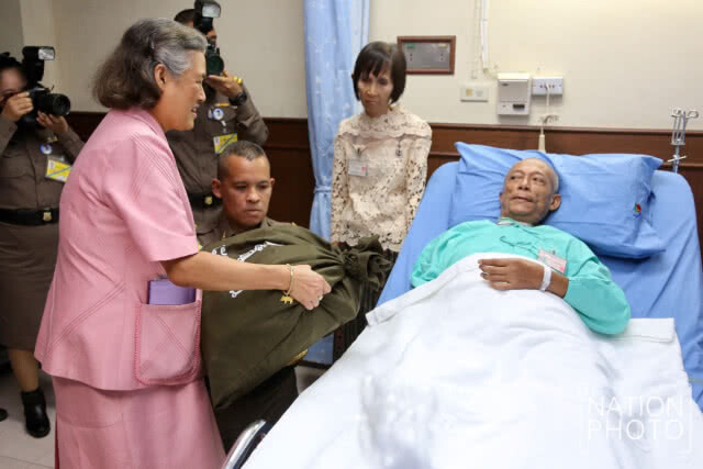 สมเด็จพระเทพฯ เสด็จฯ ไปทรงเยี่ยม จนท.ได้รับบาดเจ็บ เพื่อเป็นขวัญกำลังใจในวันปีใหม่
