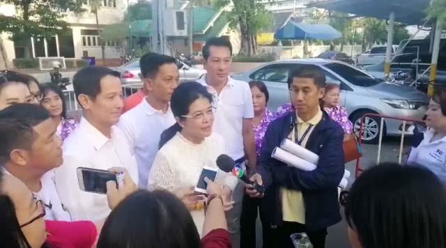 คุณหญิงสุดารัตน์ ร่วมทำบุญตักบาตร