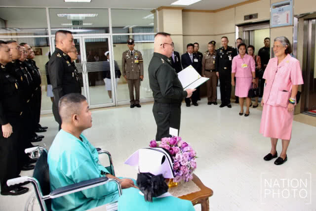 สมเด็จพระเทพฯ เสด็จฯ ไปทรงเยี่ยม จนท.ได้รับบาดเจ็บ เพื่อเป็นขวัญกำลังใจในวันปีใหม่