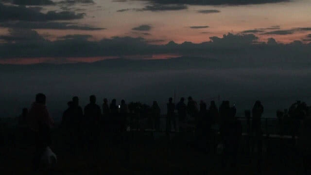 พะเยา คึกคัก!! นักท่องเที่ยวแห่ชมพระอาทิตย์-ทะเลหมอก 360 องศา ที่ม่อนแสนสุข