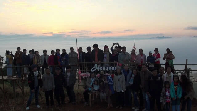 พะเยา คึกคัก!! นักท่องเที่ยวแห่ชมพระอาทิตย์-ทะเลหมอก 360 องศา ที่ม่อนแสนสุข