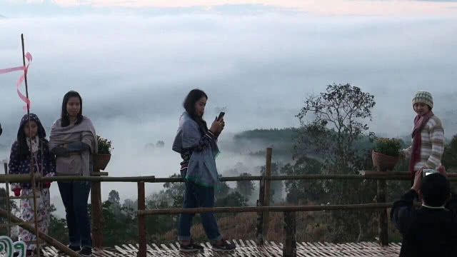 พะเยา คึกคัก!! นักท่องเที่ยวแห่ชมพระอาทิตย์-ทะเลหมอก 360 องศา ที่ม่อนแสนสุข