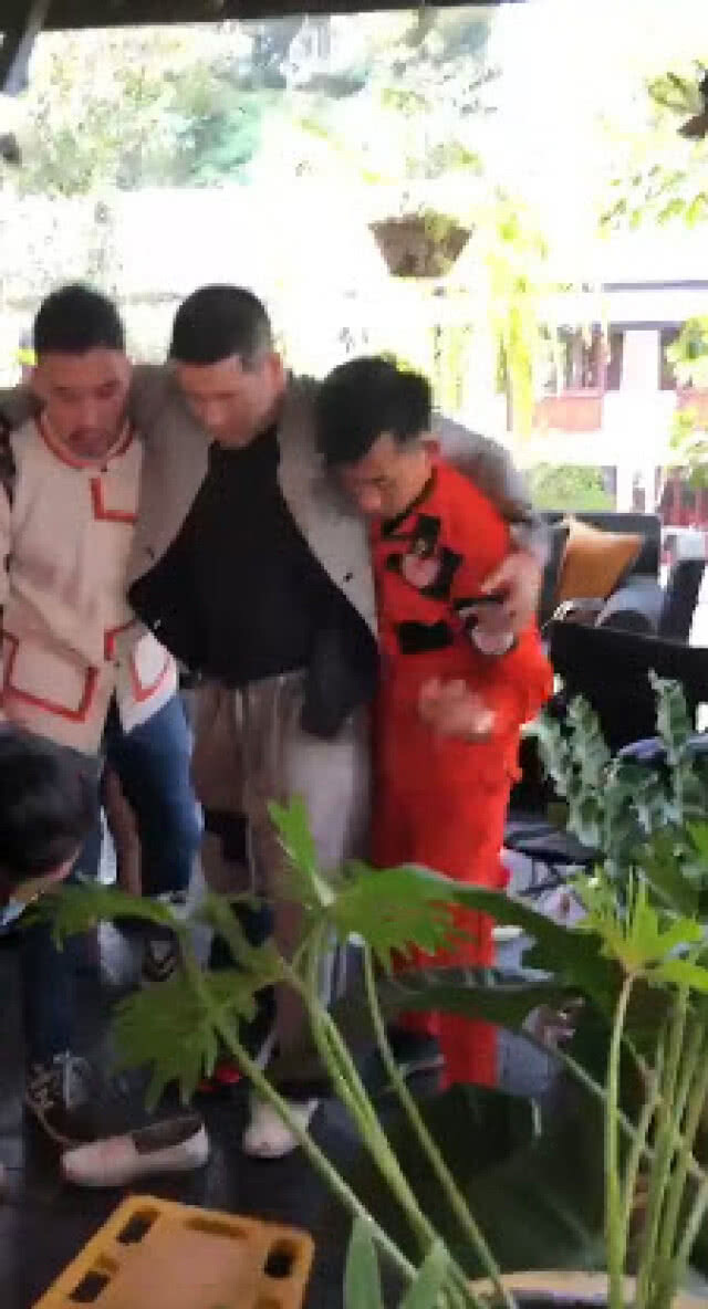 ส่งตัว"วูดดี้"กลับไทย หลังไปเที่ยว"ลาว"เกิดอุบัติเหตุ ขยับขาไม่ได้