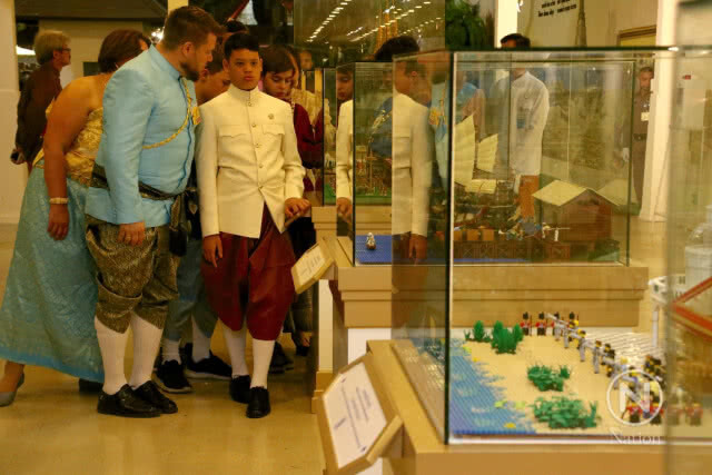 "พระองค์ทีฯ" ทรงพาพระสหายเยี่ยมชมงานอุ่นไอรัก คลายความหนาว "สายน้ำแห่งรัตนโกสินทร์"