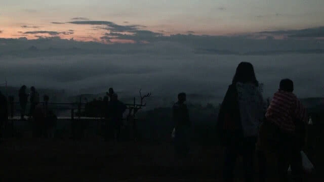 พะเยา คึกคัก!! นักท่องเที่ยวแห่ชมพระอาทิตย์-ทะเลหมอก 360 องศา ที่ม่อนแสนสุข