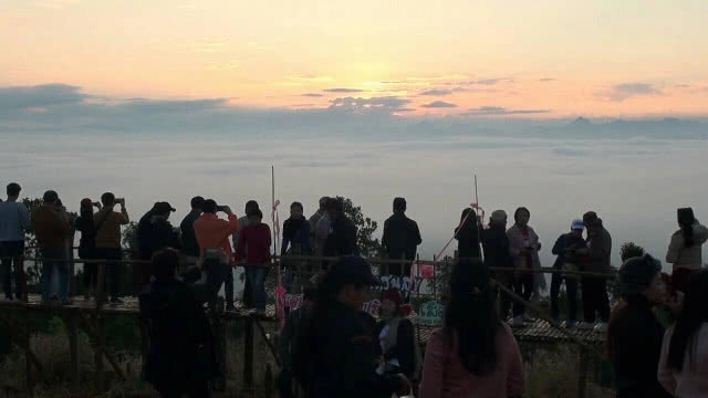 พะเยา คึกคัก!! นักท่องเที่ยวแห่ชมพระอาทิตย์-ทะเลหมอก 360 องศา ที่ม่อนแสนสุข
