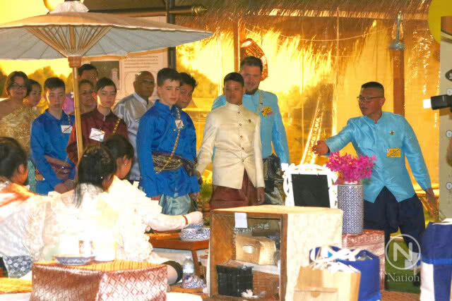 "พระองค์ทีฯ" ทรงพาพระสหายเยี่ยมชมงานอุ่นไอรัก คลายความหนาว "สายน้ำแห่งรัตนโกสินทร์"