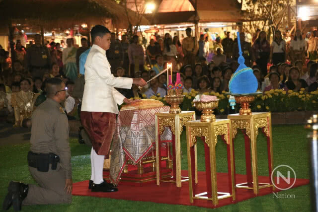 "พระองค์ทีฯ" ทรงพาพระสหายเยี่ยมชมงานอุ่นไอรัก คลายความหนาว "สายน้ำแห่งรัตนโกสินทร์"