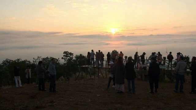 พะเยา คึกคัก!! นักท่องเที่ยวแห่ชมพระอาทิตย์-ทะเลหมอก 360 องศา ที่ม่อนแสนสุข