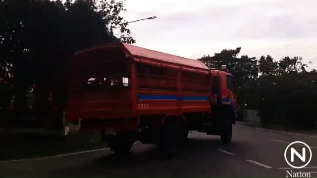 เจ้าหน้าที่นำเครื่องจักรลงพื้นที่ "บางสะพาน" รับมือพายุ