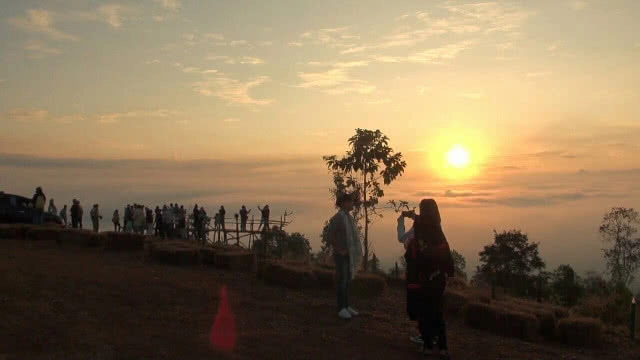 พะเยา คึกคัก!! นักท่องเที่ยวแห่ชมพระอาทิตย์-ทะเลหมอก 360 องศา ที่ม่อนแสนสุข