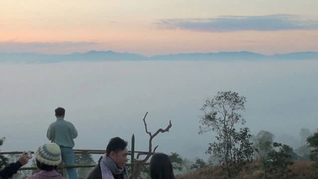 พะเยา คึกคัก!! นักท่องเที่ยวแห่ชมพระอาทิตย์-ทะเลหมอก 360 องศา ที่ม่อนแสนสุข