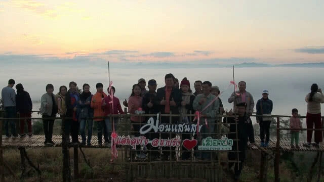 พะเยา คึกคัก!! นักท่องเที่ยวแห่ชมพระอาทิตย์-ทะเลหมอก 360 องศา ที่ม่อนแสนสุข