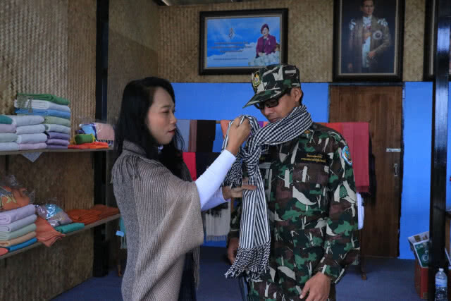 นักท่องเที่ยวอุดหนุนของฝากจากศูนย์กระจายสินค้าโครงการพระราชดำริในพื้นที่จ.พิษณุโลก