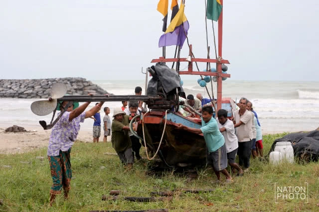 (ภาพชุด) ชาวประมงพื้นบ้านหัวไทร ย้ายเรือหนี "ปาบึก"