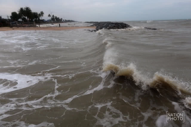 (ภาพชุด) ชาวประมงพื้นบ้านหัวไทร ย้ายเรือหนี "ปาบึก"