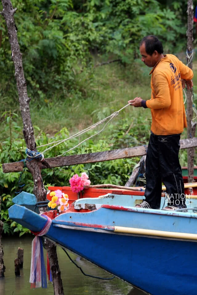 ชาวบ้านแหลมตะลุมพุกย้ายเรือ หนีพายุปาบึก