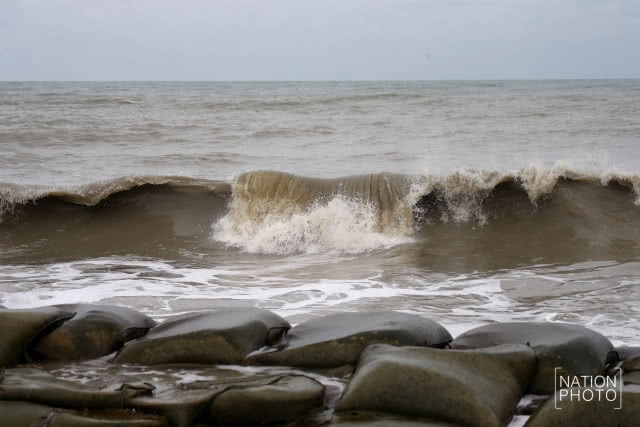 (ภาพชุด) ชาวประมงพื้นบ้านหัวไทร ย้ายเรือหนี "ปาบึก"