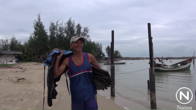 ชาวบ้านริมทะเลหาดแก้วสงขลา ขนย้ายสิ่งของหนี "พายุปาบึก"