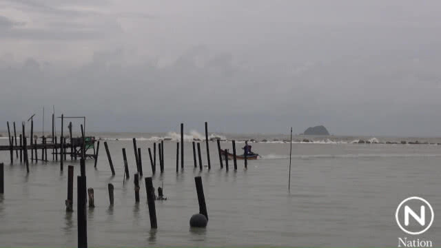 ชาวบ้านริมทะเลหาดแก้วสงขลา ขนย้ายสิ่งของหนี "พายุปาบึก"