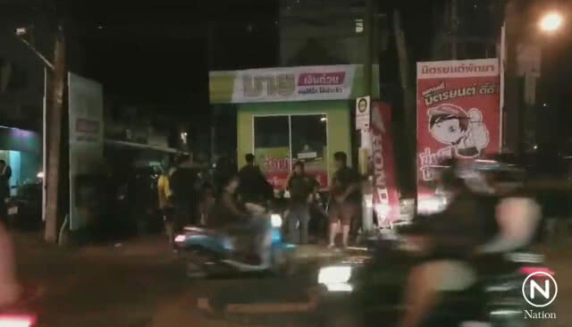 แม่ค้าผัดไทยใจเด็ด! ชาร์จตัวสาวเครียด พยายามกระโดดสะพานข้ามทางรถไฟ