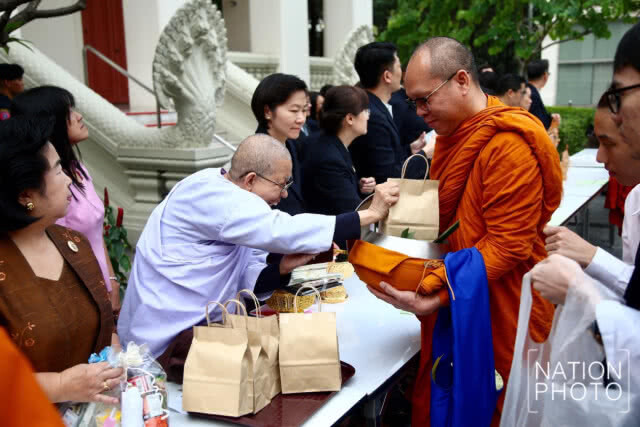 สมเด็จพระเทพฯ ทรงบาตรวันคล้ายวันสถาปนา คณะอักษรศาสตร์ จุฬาลงกรณ์มหาวิทยาลัย