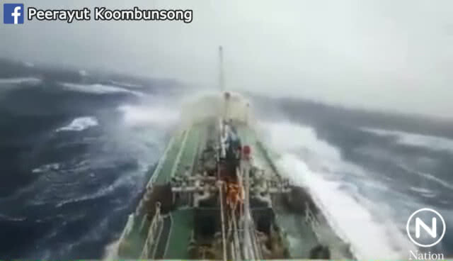 (คลิป) เรือไทยฝ่าคลื่นลมทะเลใกล้แนว "พายุปาบึก" เรือสั่นคลอน คลื่นสาดกระเซ็น