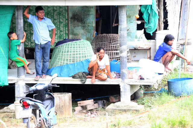 ชาวบ้านแหลมตะลุมพุกย้ายเรือ หนีพายุปาบึก