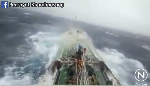 (คลิป) เรือไทยฝ่าคลื่นลมทะเลใกล้แนว "พายุปาบึก" เรือสั่นคลอน คลื่นสาดกระเซ็น