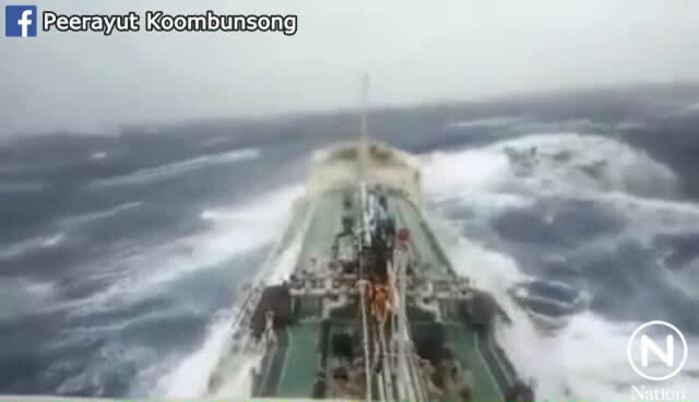 (คลิป) เรือไทยฝ่าคลื่นลมทะเลใกล้แนว "พายุปาบึก" เรือสั่นคลอน คลื่นสาดกระเซ็น
