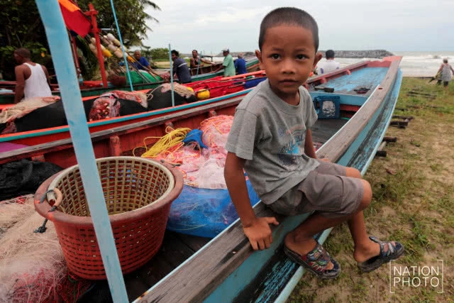 (ภาพชุด) ชาวประมงพื้นบ้านหัวไทร ย้ายเรือหนี "ปาบึก"