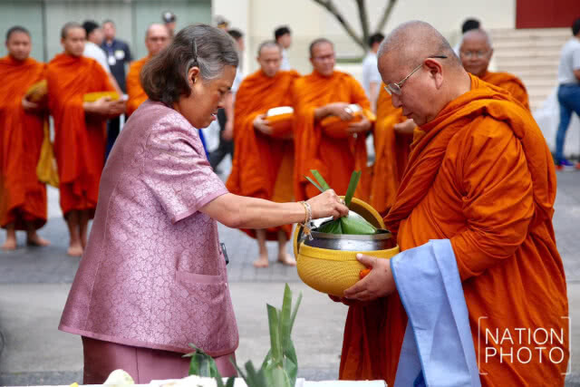 สมเด็จพระเทพฯ ทรงบาตรวันคล้ายวันสถาปนา คณะอักษรศาสตร์ จุฬาลงกรณ์มหาวิทยาลัย