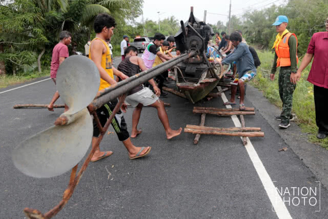 ชาวบ้านแหลมตะลุมพุกย้ายเรือ หนีพายุปาบึก