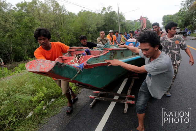 ชาวบ้านแหลมตะลุมพุกย้ายเรือ หนีพายุปาบึก