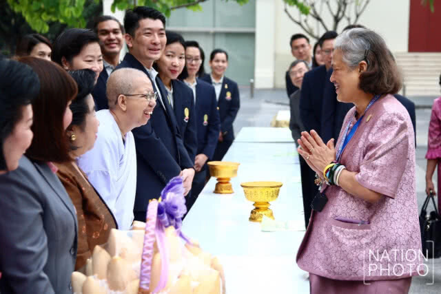 สมเด็จพระเทพฯ ทรงบาตรวันคล้ายวันสถาปนา คณะอักษรศาสตร์ จุฬาลงกรณ์มหาวิทยาลัย