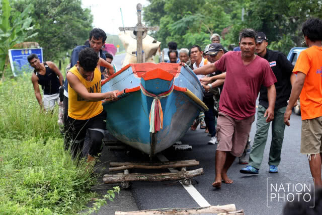 ชาวบ้านแหลมตะลุมพุกย้ายเรือ หนีพายุปาบึก