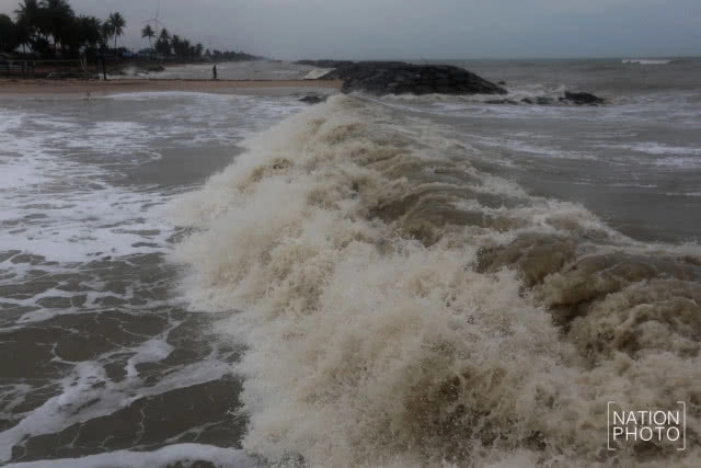 (ภาพชุด) ชาวประมงพื้นบ้านหัวไทร ย้ายเรือหนี "ปาบึก"