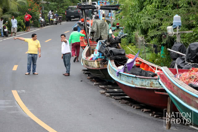 ชาวบ้านแหลมตะลุมพุกย้ายเรือ หนีพายุปาบึก