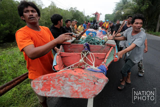 ชาวบ้านแหลมตะลุมพุกย้ายเรือ หนีพายุปาบึก