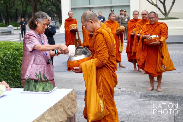 สมเด็จพระเทพฯ ทรงบาตรวันคล้ายวันสถาปนา คณะอักษรศาสตร์ จุฬาลงกรณ์มหาวิทยาลัย
